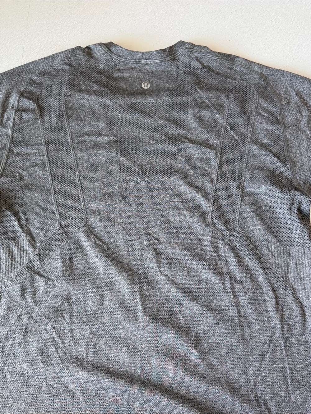 Men’s Lululemon Short Sleeve Size Medium - Picture 7 of 8